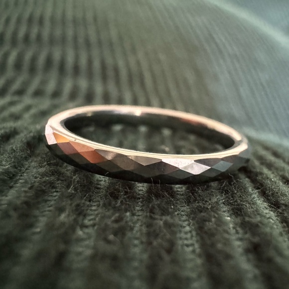 ✨Tungsten Carbide Faceted Feminine Band Ring - 5.45 - Picture 1 of 5